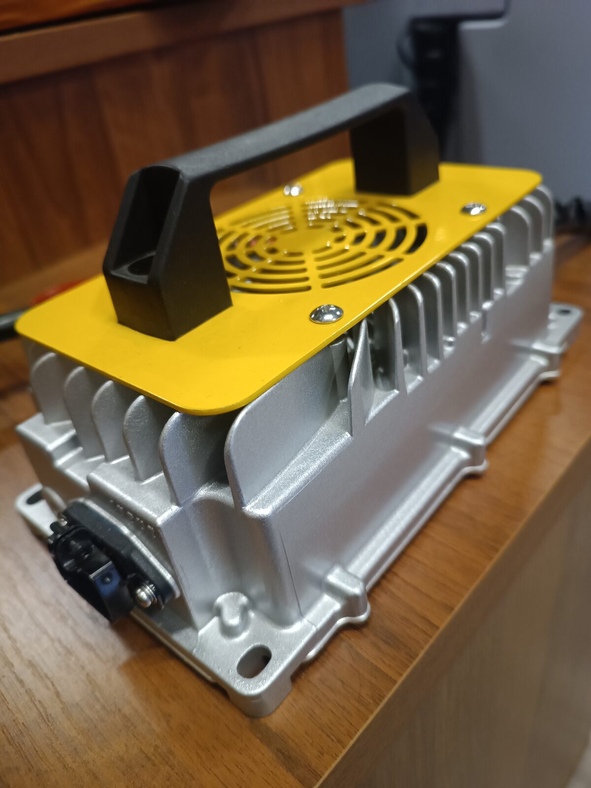 Bennett 24V 15A — Зарядное устройство